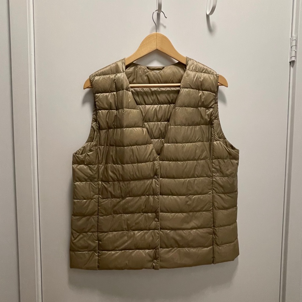 Uniqlo V-Neck Packable Puffer Vest